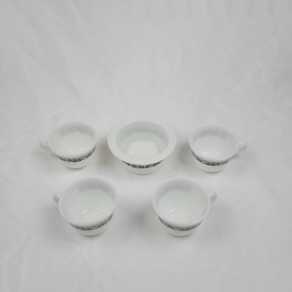 PYREX VINTAGE Corning Milk Glass Old Town Blue Onion Coffee Tea Mug Cu… - Picture 4 of 5